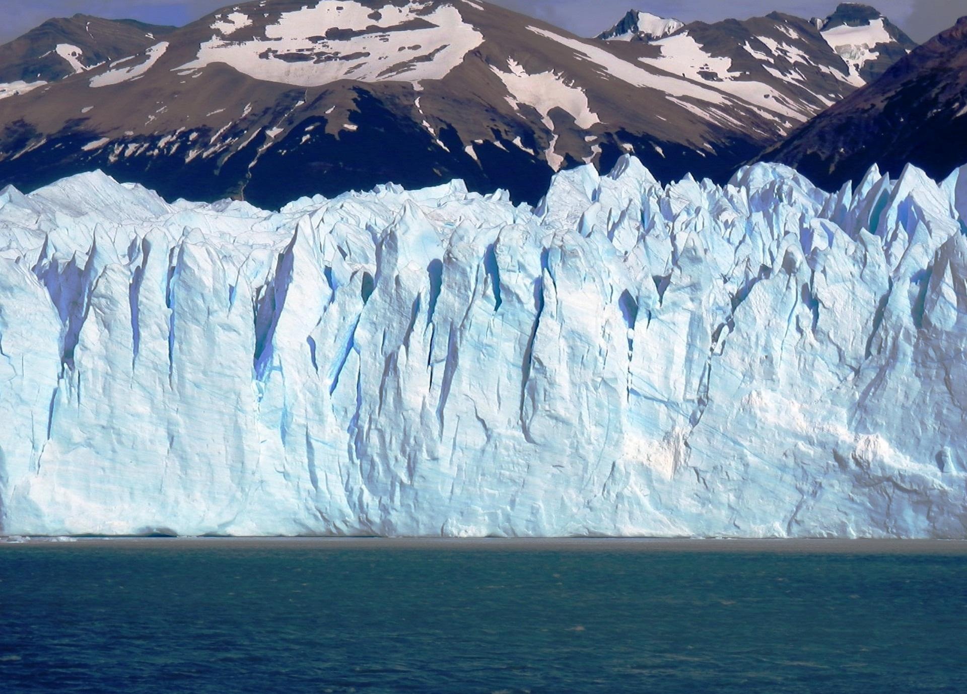 ペリト・モレノ氷河の前縁を正面に望み、青と白の氷壁が湖面の上に幾段も連なる光景